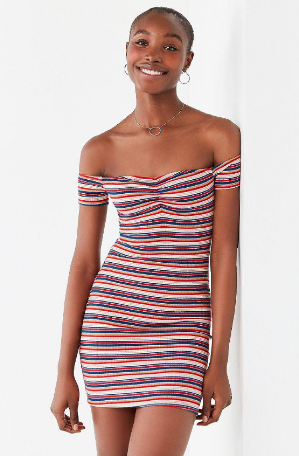 Baju off shoulder dengan motif garis-garis